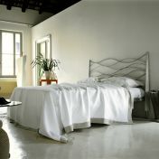 Кровать с элементами ковки.