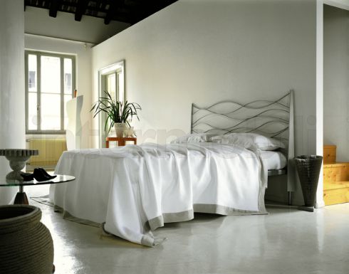 Кровать с элементами ковки.