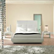 Кровать с высоким изголовьем от Cattellan.