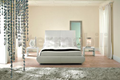 Кровать с высоким изголовьем от Cattellan.