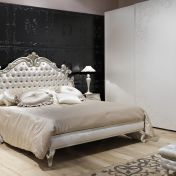 Кровать с мягким обитым изголовьем