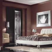 Кровать в светлых тонах