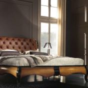 Кровать в кожаной обивке