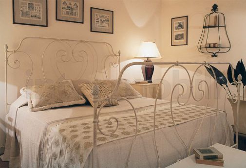 Кровать VALERIE с фигурной ковкой боковых панелей