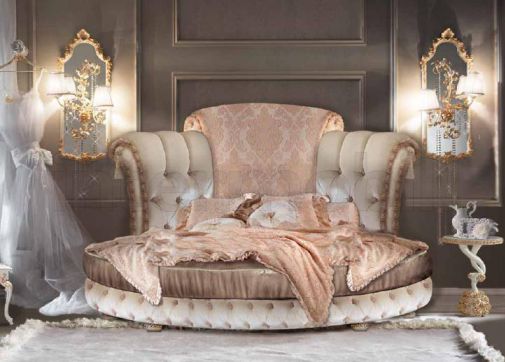 Круглая кровать и боковой столик.