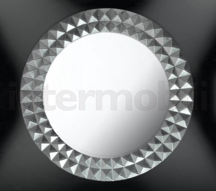 Круглое зеркало в серебристой раме