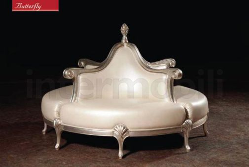 Круглый диван в классическом дизайне.