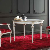 Круглый раздвижной стол со стульями с античной отделкой коллекции ROYALE