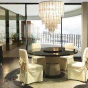 Круглый стол со стульями