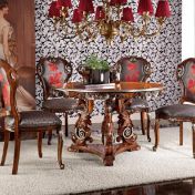 Круглый стол естественного оттенка и стулья.