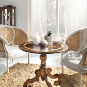 Круглый стол для гостиной комнаты