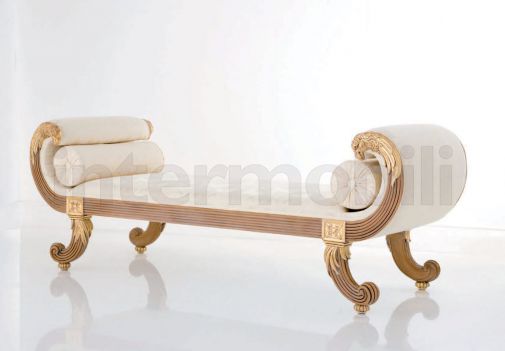 Кушетка с мягкими подлокотниками