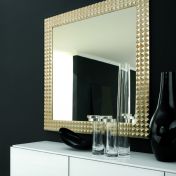 Квадратное зеркало в ажурной раме.