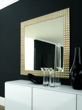 Квадратное зеркало в ажурной раме.