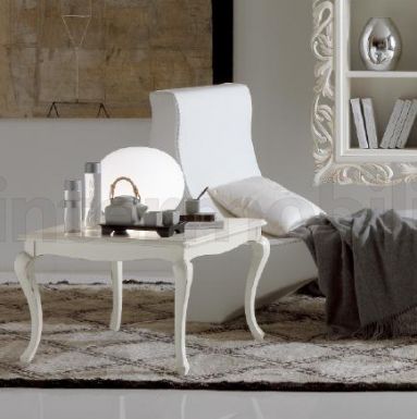 Квадратный белый столик.