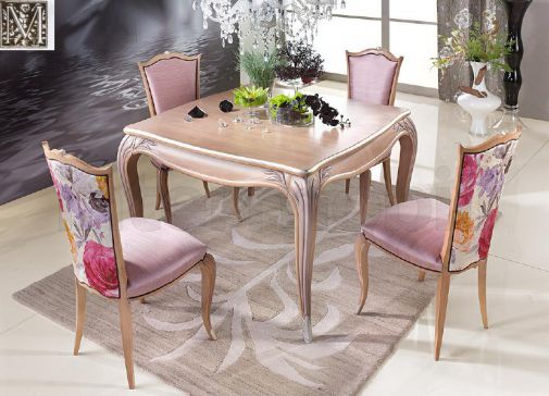 Квадратный стол и яркие стулья для столовой.