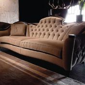 La Perla - трехместный диван кофейного цвета.