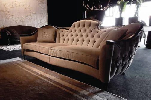 La Perla - трехместный диван кофейного цвета.