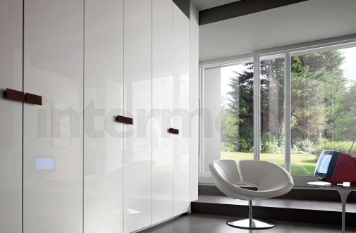 Лакированный шкаф от Mercantini с ручками в темном дубе