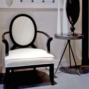 Кресло Gianfilippo с деревянными подлокотниками и столик Guglielmo