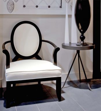 Кресло Gianfilippo с деревянными подлокотниками и столик Guglielmo