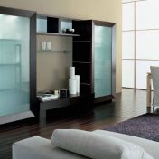 Массивная стенка в гостиную