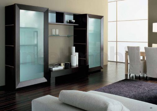 Массивная стенка в гостиную