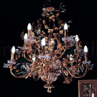 Люстра с мелкими позолоченными лепестками.