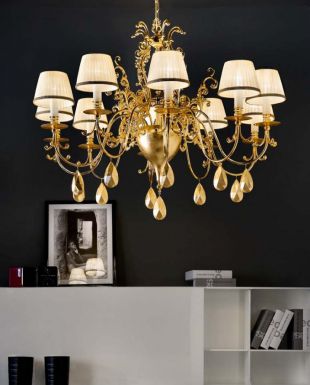 Люстра со светлыми абажурами