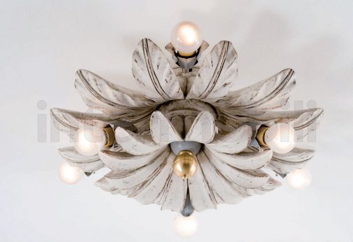 Люстра в виде распустившегося цветка