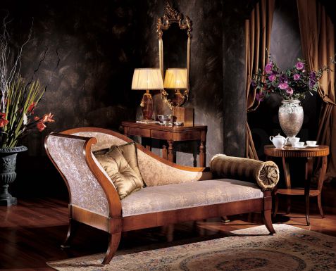 Маленький диван и столик из натурального дерева