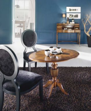 Маленький столик для гостиной