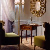 Маленький столик для гостиной.