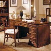 Массивный письменный стол для кабинета