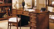 Массивный письменный стол для кабинета