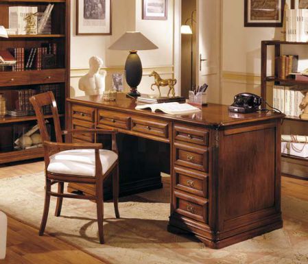 Массивный письменный стол для кабинета