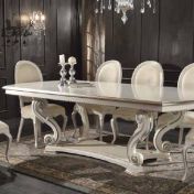 Массивный стол с мягкими стульями