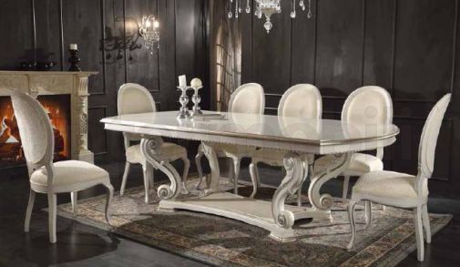 Массивный стол с мягкими стульями