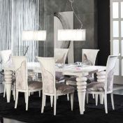 Массивный стол и стулья для столовой.