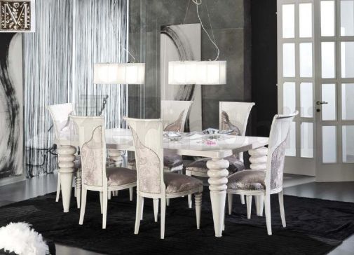 Массивный стол и стулья для столовой.