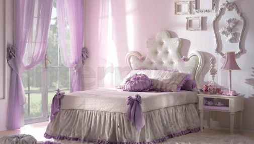 Мебель для спальни в лиловом цвете.