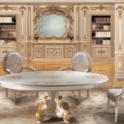 Мебельный набор для столовой комнаты в белых оттенках.