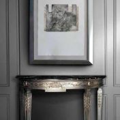 Миниатюрная консоль серебристого оттенка.