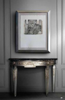 Миниатюрная консоль серебристого оттенка.