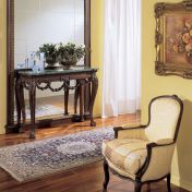 Миниатюрное кресло, консоль и большое зеркало для гостиной