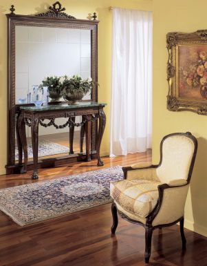 Миниатюрное кресло, консоль и большое зеркало для гостиной