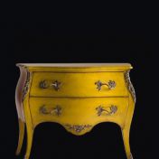 Миниатюрный комод от итальянской компании.