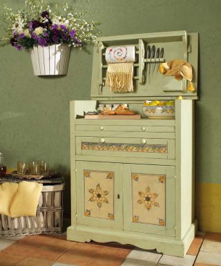 Многофункциональный кухонный шкаф в стиле кантри