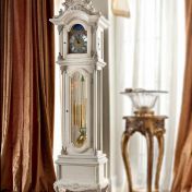 Напольные часы с маятником