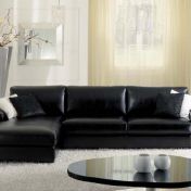 Модульный диван с кожаной обивкой.